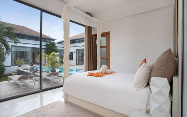 Modern 4BR Pool Villa Virginie Naiharn