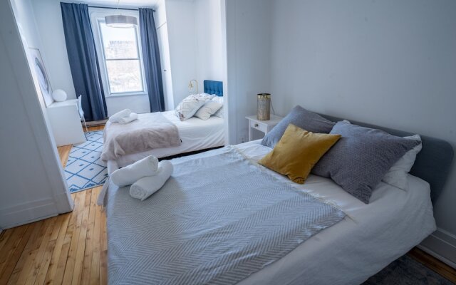 Stunning 2 Bedroom Apt! 3mins Walk From CDN Metro