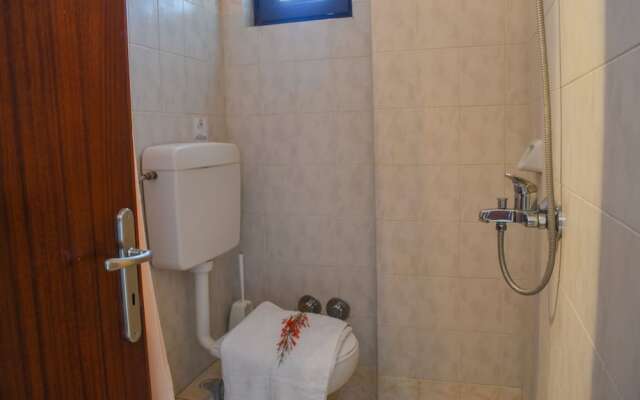 Comfy green studio/just 150m to the beach