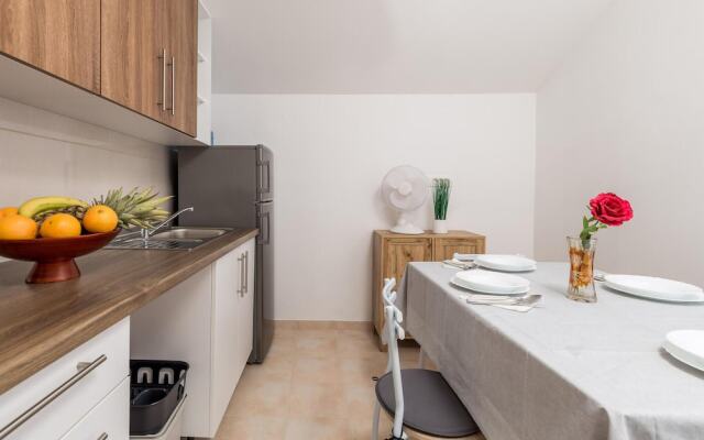 Awesome Apartment in Vlasici With 1 Bedrooms and Wifi