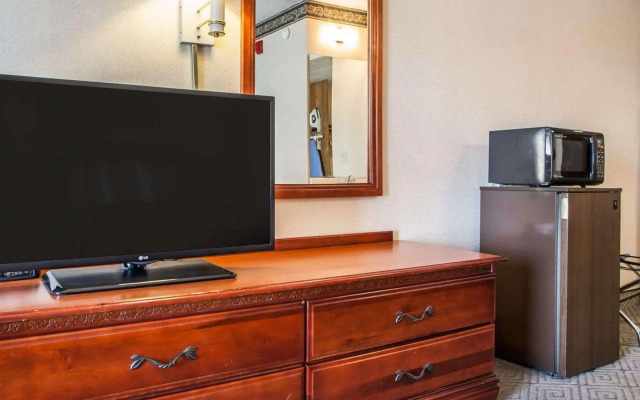Rodeway Inn & Suites Milwaukee Airport