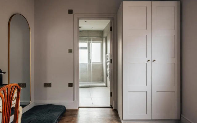 Hermes Hotel by Nestor