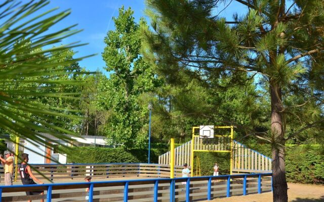 Cozy Mobile Home With Covered Terrace Close to the Beach