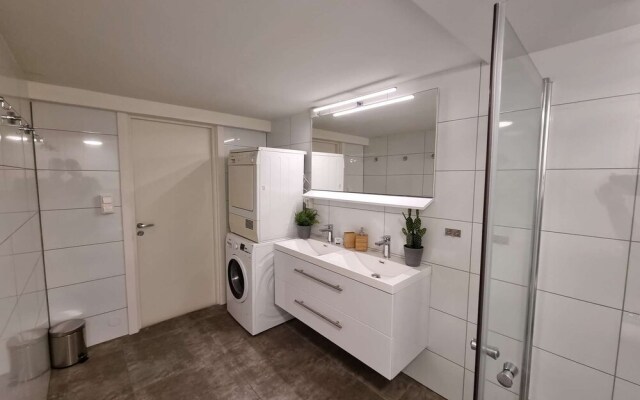 Room-spacious Private Room, Queen Bed, C