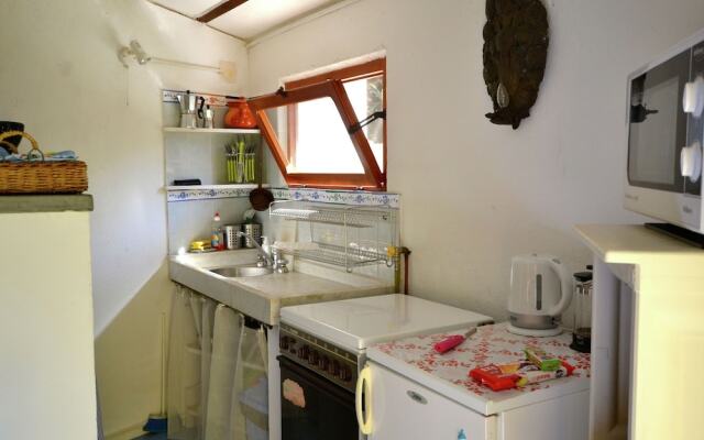 Cottage completely surrounded by a garden, away from traffic noise, close to sea