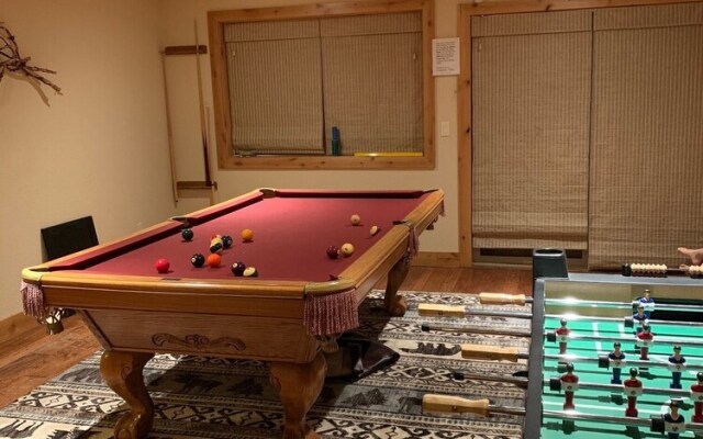 Brand New Upscale Home, Hot Tub, Foosball