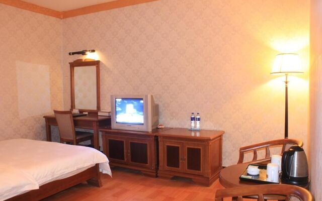 Super 8 Hotel - Guangzhou Baiyun Airport Renhe Station Inn