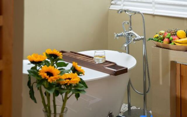 EARTHGAZE•STARSPANNG: 180-Degree Snow Mountain View Homestay (Lijiang Ancient Town Branch)