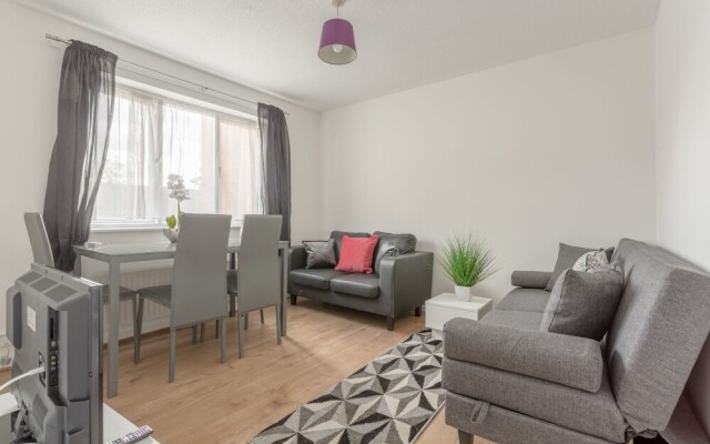 Bright 2 Bedroom Flat in Acton