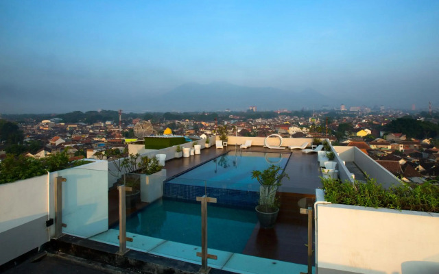 Ascent Hotel and Cafe