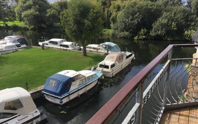 Waterfront House In The Heart Of St Neots