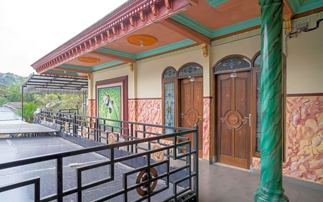 RedDoorz Syariah near Batu Night Spectacular 3