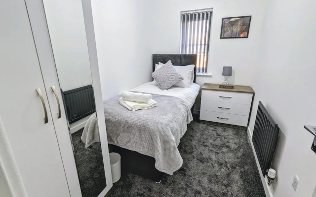 Burnley-4-bedroom House-sleeps 6-parking-clariturf