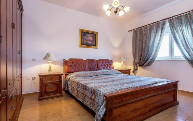 Holiday House in Liznjan With Garden & BBQ