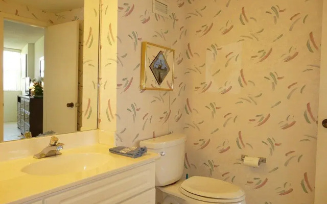 Cozy Beachfront Condo With Pool and Tennis Courts