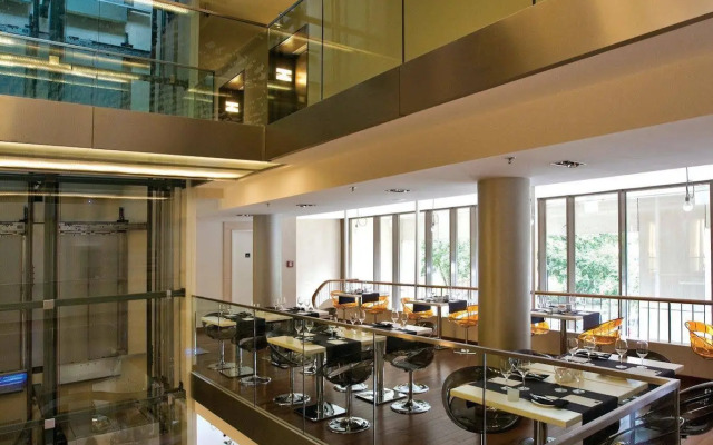 Leon Hotel & Lounge