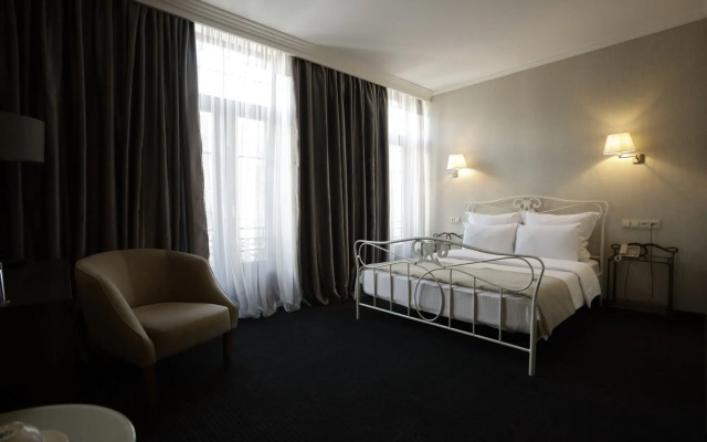 Redline Hotel
