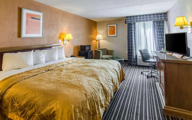Econo Lodge Inn & Suites