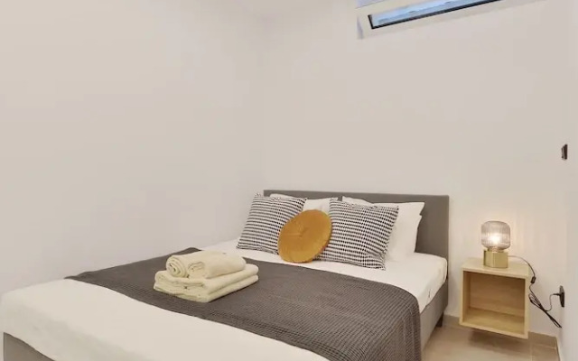 Phaedrus Living: City Center Luxury Flat Skoufa