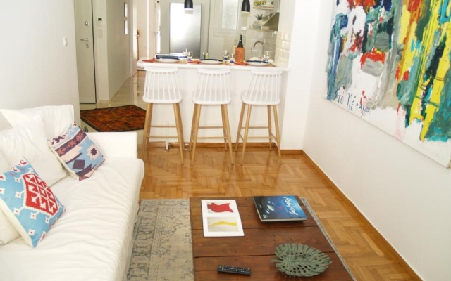 A Refreshed & Rich in Details Apartment in Piraeus (Passalimani - Marina Zeas)