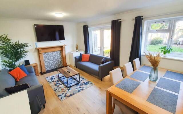 Impeccable 4-bed House in Cheltenham