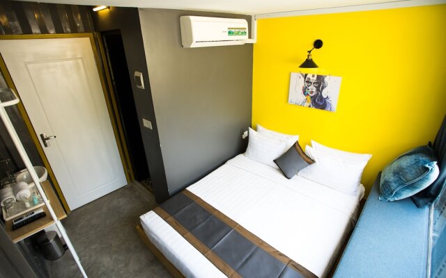 White Rabbit Hostel - Adults Only