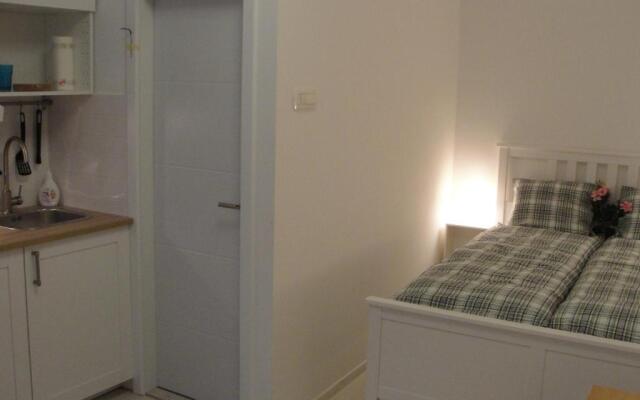 Studio apartment - Green door