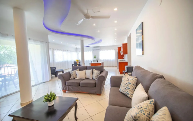2BR Luxury Apartment in Heart Of Nightlife Area!