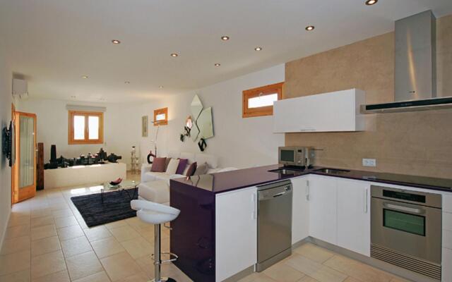 Modern Holiday Home With Private Swimming Pool