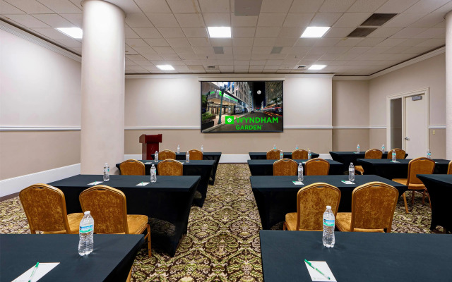 Wyndham Garden Hotel Baronne Plaza