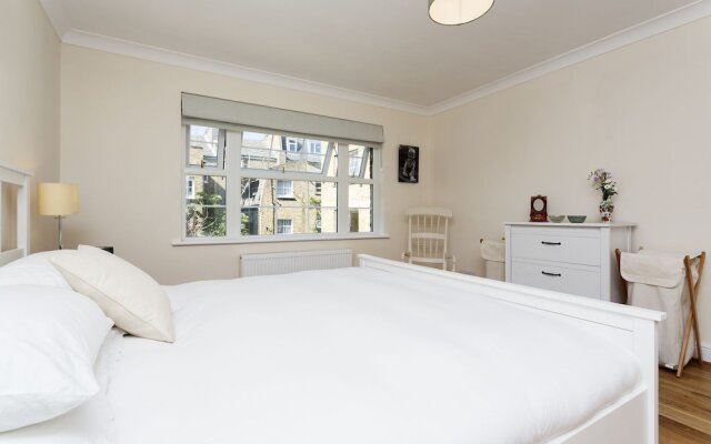 Veeve - 3 bed flat with parking, Walford Road, Stoke Newington