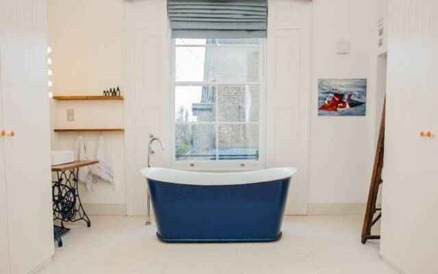 3 Bedroom Family Home Sleeps 6 in Camden