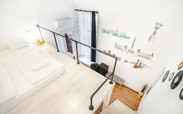 BpR Vinyl Style Studio Home with A/C