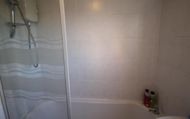 Garth Olwg 2 Bed Apartment by Cardiff Holiday Homes