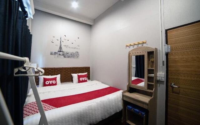 Lemon Siam Hostel by OYO Rooms