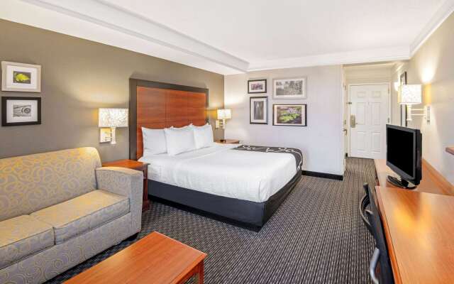 La Quinta Inn & Suites by Wyndham San Antonio Airport