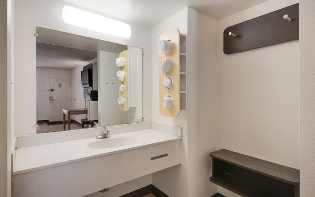 Motel 6 - High Point