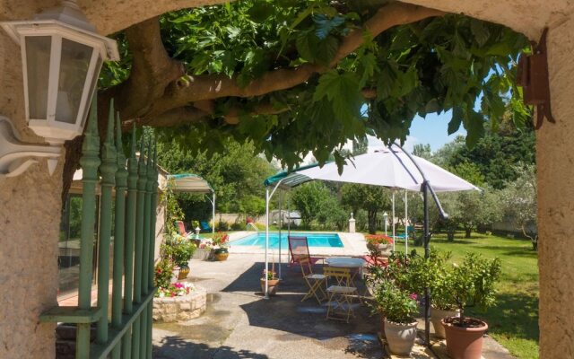 Attractive Villa in Roquemaure With Swimming Pool