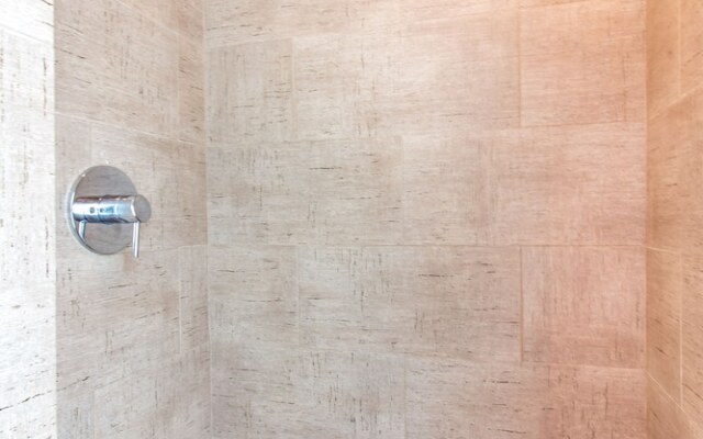 Astonishing Bayshore Villa with Pool