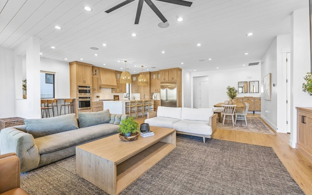 Sunny Days 7 Bedroom Home