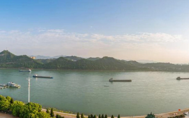 Radow Hotel (Yichang Binjiang Pedestrian Street)
