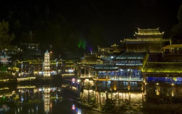 Fenghuang Tujia Ethnic Minority River View Hotel