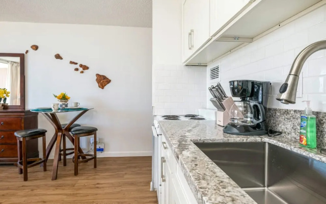 Marine Surf Waikiki w/ Beach Gear & Parking!