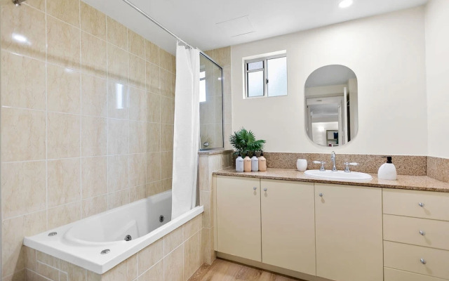 Lakeside Luxe Retreat - Pool View BBQ Spa Bath