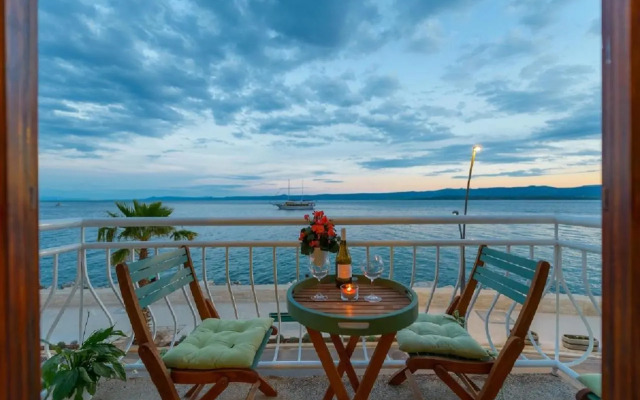 Top Location! Beach & Center Apt 4