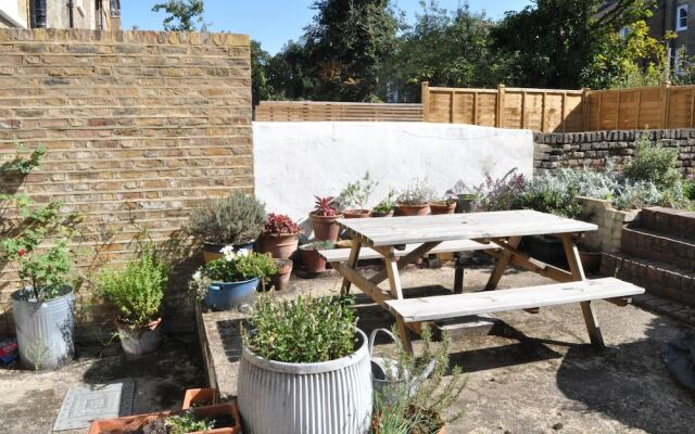 2 Bedroom Apartment With Garden in Hackney