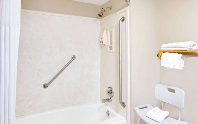 Days Inn & Suites by Wyndham Starkville