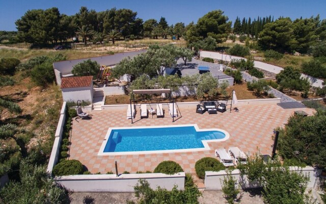 Amazing Home in Milna With 6 Bedrooms, Wifi and Outdoor Swimming Pool