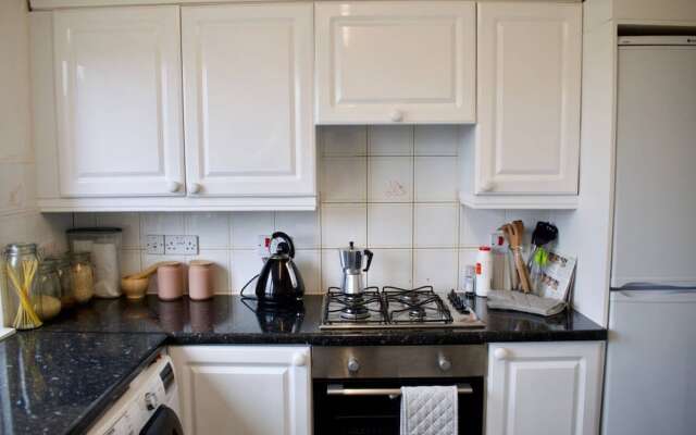 Lovely Spacious 2 Bedroom Flat by the Meadows