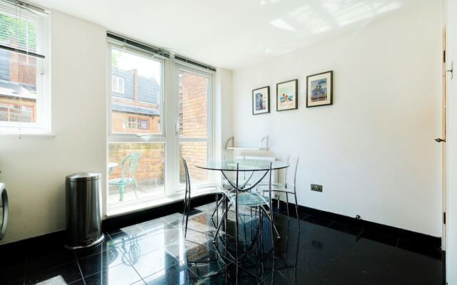 Spacious & Chic Central London Flat for 4
